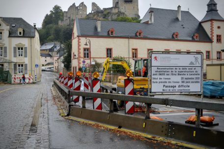 Bei der jüngsten Hochwasserkatastrophe wurde die Brücke über die Weiße Ernz stark beschädigt. Diese Arbeiten waren unausweichlich. Andere Baustellen hätte man aber besser timen können, damit nicht alle zur gleichen Zeit ausgeführt werden, so Kritiker.