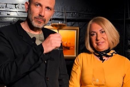 Die Journalisten Julia Kostadinova und Nikola Stoyanov führen auf unterhaltsame Art und Weise ihre Zuschauer durch die Welt der bulgarischen Weine