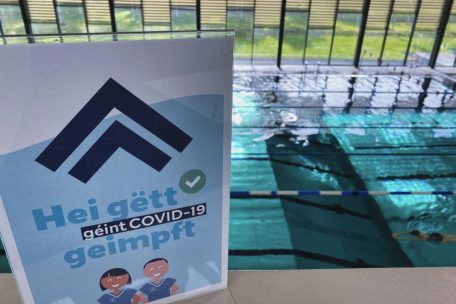 Impfen und Baden / Covid-Impfungen sind am 14. und 16. Oktober im Aquasud in Oberkorn möglich – ohne Termin