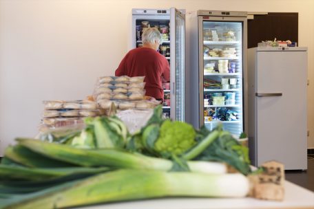 Beim Transport der Kühlware achten die freiwilligen Helfer darauf, die Kühlkette nicht zu unterbrechen