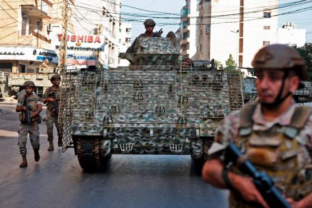 Am Nachmittag stellte die Armee schrittweise wieder Ruhe her – auf den Straßen waren Panzer und Soldaten in Stellung