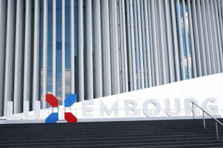 Nation Branding / Des Rätsels Lösung: Außenministerium bezieht Stellung zu Schriftzug in Fels