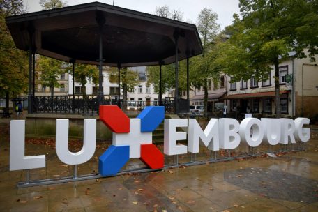 Kleinere Ausgaben des Luxembourg-Schriftzuges sollen an Plätzen zur Geltung kommen, die viele Besucher anziehen. In Fels war das u.a. wegen der Tour de Luxembourg der Fall.