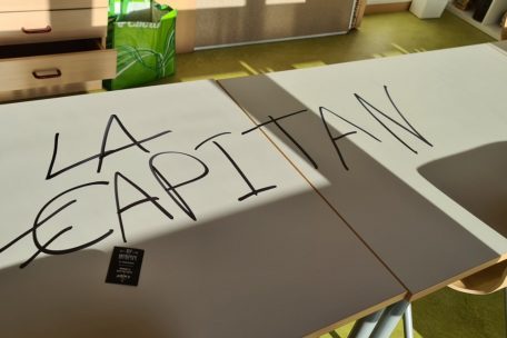 Auf zahlreichen Oberflächen haben die Täter die Aufschrift „La Capitan“ hinterlassen