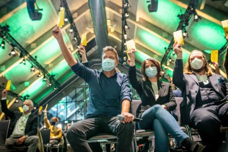 Deutschland / Grüne stellen Weichen in Richtung Rot-Grün-Gelb – Union findet sich mit Oppositionsrolle ab