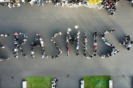 Die Schüler des LHCE haben Ende der vergangenen Woche die „Erasmusdays 2021“ gefeiert und dafür auf ihrem Schulhof einen sogenannten Flashmob veranstaltet – 130 von ihnen bildeten das Wort „Erasmus+“, indem sie sich in der Form der Buchstaben aufstellten
