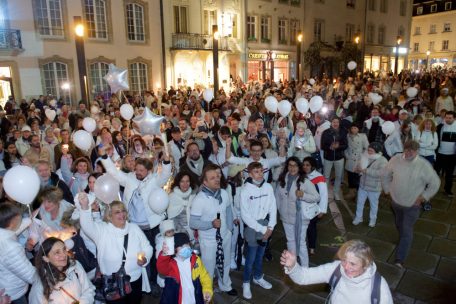 Mit Kerzen, Luftballons und Lampions gewappnet zogen die größtenteils in Weiß gekleideten Teilnehmer von der Philharmonie in die Innenstadt