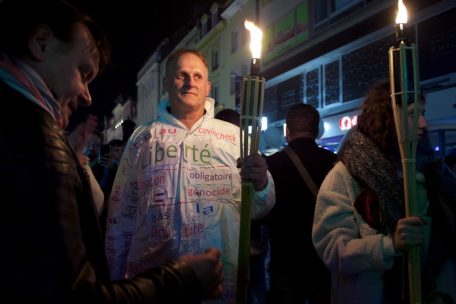 Unter die Teilnehmer hatten sich auch viele Demonstranten aus der Grenzregion gemischt. Jean-Francis aus Frankreich fühlt sich Luxemburg verbunden und möchte helfen, „den Menschen die Augen zu öffnen“.