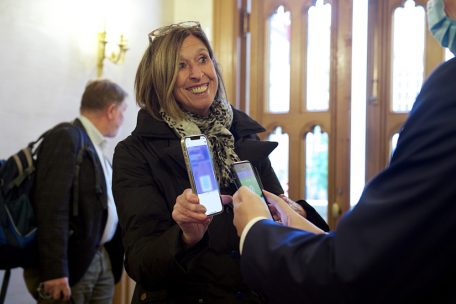 Einmal Impfnachweis bitte: Vor der Session mussten die Parlamentarier ihren Impfstatus nachweisen – wie hier die LSAP-Politikerin Lydia Mutsch