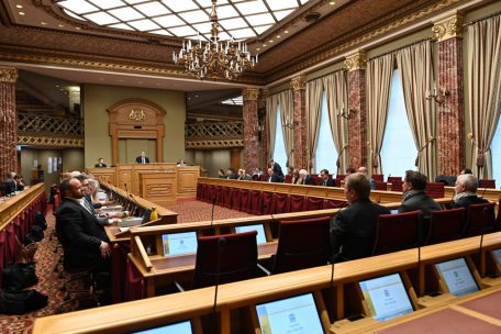 „Total deplatziert“ / Mittelfinger und Buhrufe: Zuschauer stören Chamber-Sitzung zu Covid-Check