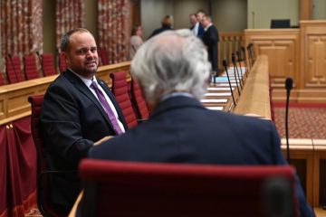 Thema Spionage im Parlament / Fliegendes Pferd und eine Naturkatastrophe 