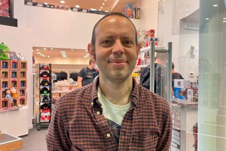 Die Mitarbeiter in Christophe Ayroles Laden haben eine Prämie bekommen, als sie sich impfen ließen