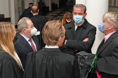 Der ehemalige CSV-Generalsekretär Félix Eischen (2.v.r.) sowie das ehemalige Mitglied des Staatsrats Georges Pierret (2.v.l.) sind ebenfalls angeklagt