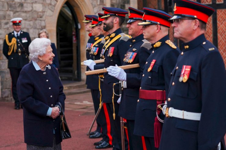 Elizabeth II. / Die 95-jährige Queen zeigt Anzeichen von Erschöpfung – und Großbritannien macht sich Sorgen