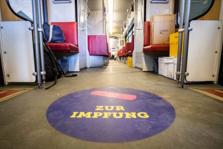 Debatte / Zahl der Corona-Infektionen in Deutschland steigt, wieder mehr Ältere betroffen