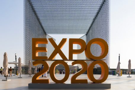 Für die Vereinigten Arabischen Emirate ist die „Expo 2020“ eine überaus wichtige Veranstaltung. Sie soll als Werbung für das Land dienen und das Wirtschaftswachstum weiter ankurbeln. Es ist eine Gelegenheit, um sich als offenes und modernes Land der Welt zu zeigen.