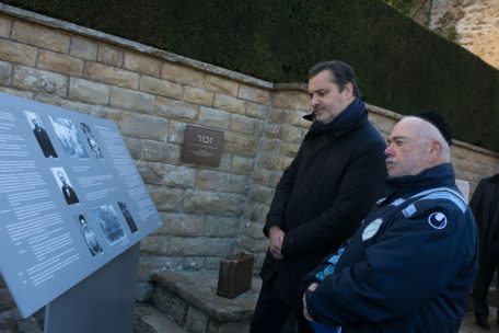Das Denkmal besteht aus einem Koffer, einer Informationstafel und der Inschrift „Zakhor!“, dem hebräischen Imperativ für „Gedenke!“