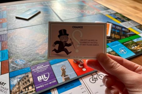 In der regionalen Version des Spiels gibt es viele Bezüge zum Großherzogtum – wie beispielsweise der alltägliche Stau auf dem Weg zur Arbeit