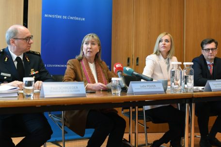 Paul Schroeder, Generaldirektor des CGDIS, Lydie Polfer, Präsidentin des CGDIS-Verwaltungsrats, Innenministerin Taina Bofferding und Alain Becker, Direktionsbeauftragter der zivilen Sicherheit im Innenministerium