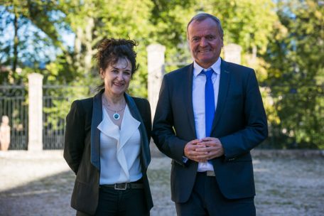 Chantal Keller, Präsidentin der Vereinigung „Blëtz“, sowie Manfred Spitzer am vergangenen Sonntag bei einer Konferenz im Bettemburger Schloss. Isolation ist schlecht für den Menschen, schreibt der Psychiater in einem seiner Bücher. Das gilt auch im Kontext Schlaganfall.