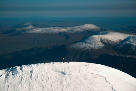 Ein Forscher auf dem Kebnekaise-Berg in Schweden – weil der Gletscher schmilzt, wird der südliche Gipfel immer kleiner 