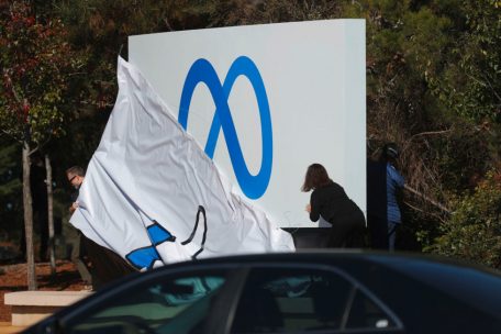 Facebook-Mitarbeiter enthüllen ein neues Logo und den Namen „Meta“ auf dem Schild vor der Facebook-Zentrale in Kalifornien