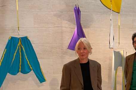 Sarah Zigrand, styliste et curatrice de l’exposition „Mirror Mirror“, et Georges Zigrand, scénographe, au milieu de l’installation