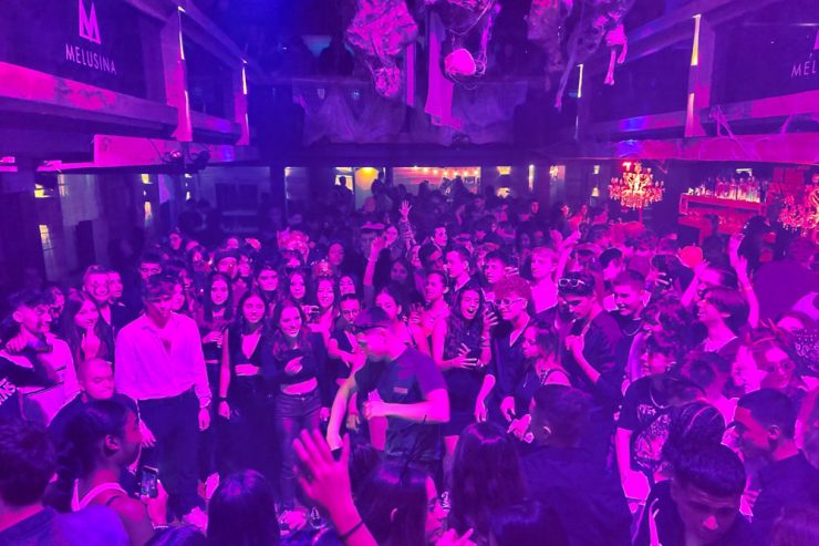 Halloween / Gruseln in Clausen: Hunderte Partygäste vertreiben im Melusina böse Geister