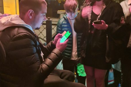 Manche finden die Kontrollen bedenklich, andere haben sich damit abgefunden. Die Meinung zu den Covid-Check-Maßnahmen scheint geteilt. 