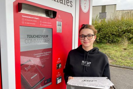 Schülerin Lara Teixeira freut sich darüber, dass man nun auch in Petingen Pizza aus dem Automaten bekommt 