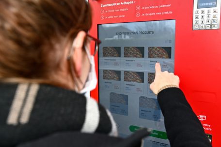Wer die italienische Spezialität aus dem Automaten haben will, gibt seine Bestellung an dem Gerät vor Ort via Touchscreen auf
