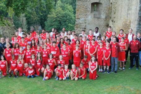 „Ein kleines Dorf, eine große Familie“ heißt das Motto bei Gaby Hoffmann (zweite Reihe, links) und der Arantia Fels