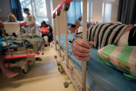 Patienten liegen auf Betten in einem überfüllten Corona-Isolationsraum im Universitäts-Notfallkrankenhaus in Bukarest, Rumänien. Die Belegungszahl der Intensivbetten hat einen kritischen Punkt erreicht.