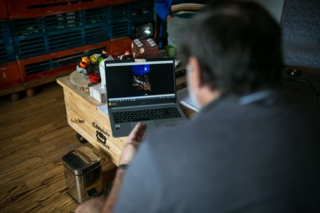 Von Léon aufgezeichnete Videos zeigen, dass es an den Wochenenden in der route d’Esch auch schonmal laut werden kann – wenn grölende Passanten zu ihren Fahrzeugen gehen und beim Wegfahren die Reifen quietschen lassen