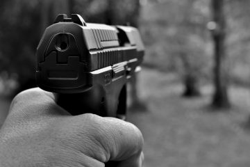 Kirchberg / Mann bedroht Fußgänger mit Pistole und klaut Aktenkoffer