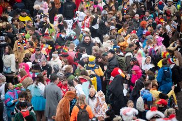 Deutschland / Debatte um Corona-Risiko bei Kölner Karnevalsfeiern