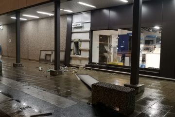 Käerjeng / Unbekannte sprengen auf dem Cactus-Gelände den Geldautomaten aus der Wand