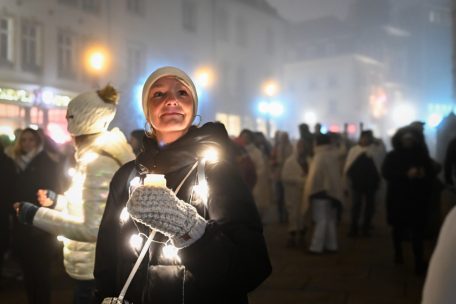 Fünfte Ausgabe / Aufrichtig Empörte und seltsame Randgestalten: Beim „Weißen Marsch“ protestieren 2.000 Menschen gegen Corona-Maßnahmen