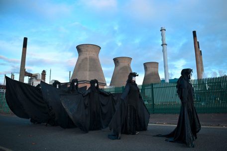 Aktivisten demonstrieren als Ölschlieren verkleidet vor einer Raffinerie in Schottland