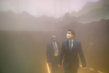 Hinter den Kulissen / Formelles Gehabe und fröhliches Gescherze: Wie Minister Delles die Auslandsmission in Dubai dirigiert