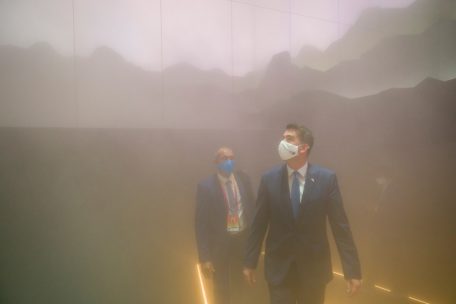 Hinter den Kulissen / Formelles Gehabe und fröhliches Gescherze: Wie Minister Delles die Auslandsmission in Dubai dirigiert