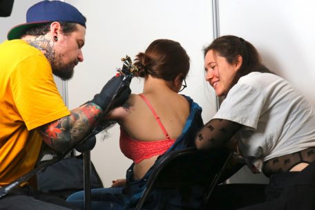 Hier lässt sich Ophélie eine Kriegerin stechen