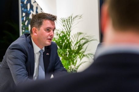 Lex Delles: locker und doch professionell – hier beim Pressebriefing im „Salon des roses“ im Luxemburger Pavillon