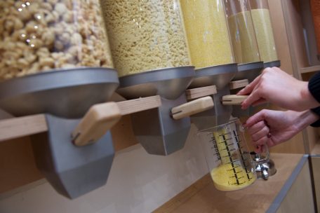 Bei „OUNI“ halten die Kunden einfach ein Gefäß unter den Spender und nehmen nur so viel mit, wie sie auch tatsächlich brauchen