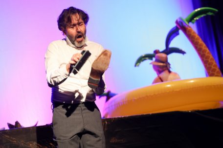 Durch eine buchstäbliche Wendung der Szene sehen die Zuschauer das, was sich am Ende des Stückes hinter Winnies Rücken abspielt