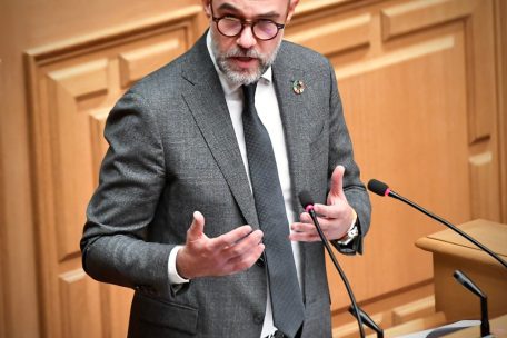 Wirtschaftsminister Franz Fayot musste erklären, wieso es in der Schengen-Lounge in Dubai nicht ausschließlich Luxemburger Moselwein gab