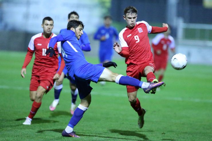 Fußball / U19 verliert zum Abschluss 0:2 gegen Aserbaidschan und muss Platz drei abgeben