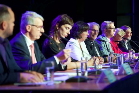 Politmonitor Teil 2 / Bürger unterstützen Regierungspläne, fühlen sich schlecht informiert über die Verfassungsreform