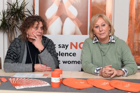 Die Direktionsbeauftragte des „Conseil national des femmes du Luxembourg“ (CNFL) Anik Raskin (l.) und Danielle Becker-Bauer von der Luxemburger Sektion von „ Zonta International“ sind sich einig, dass Gewalt keine Privatsache ist<br />