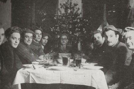 Noël 1943 au camp de travail de Basdorf: Albert Bochet est en bout de table, Georges Brassens est le deuxième à droite